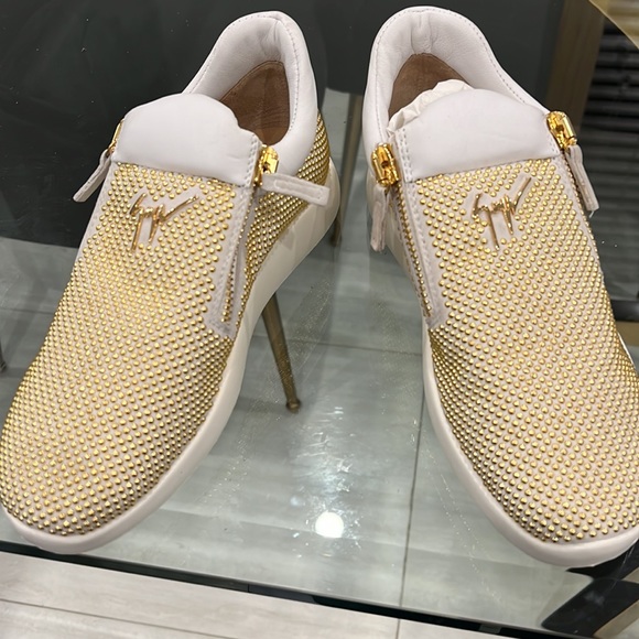 Giuseppe zanotti white with gold studded sneakers brand new never worn !!! - Picture 5 of 8
